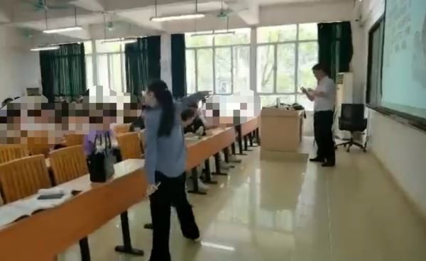<b>警方通报女子闯入高校称被老师下药强奸：无犯</b>