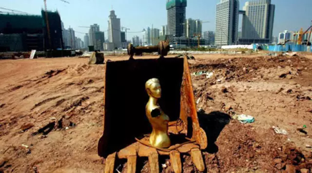 <b>新华社怒发十问：我们的钱都去哪了？敢不敢给</b>