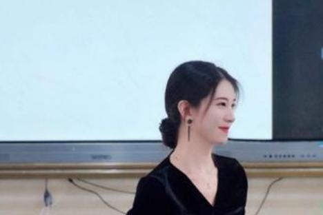 <b>海南一女老师因长相漂亮，走红网络，网友：好</b>