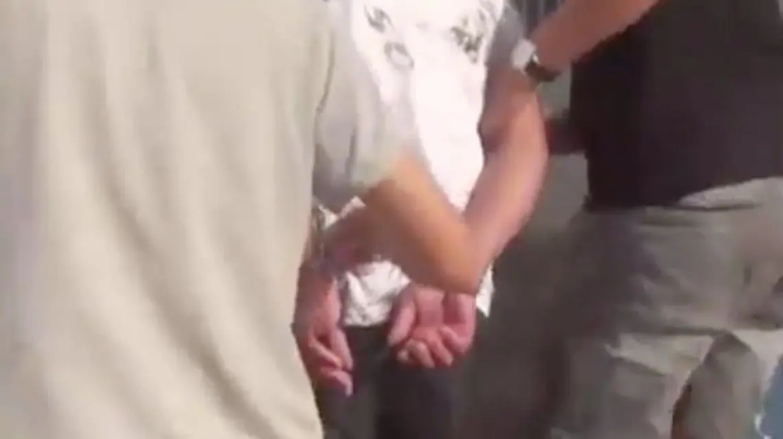 <b>公厕趴地偷窥男子落网 受害人发声</b>