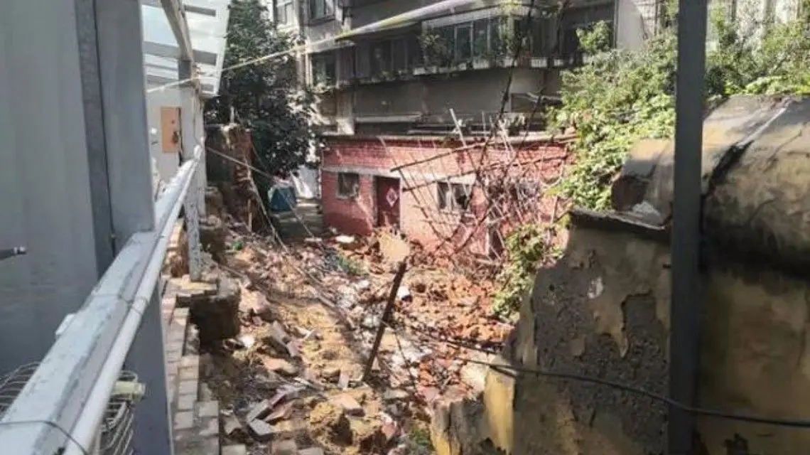 <b>小区暴雨中倒下一堵墙维修费129万</b>
