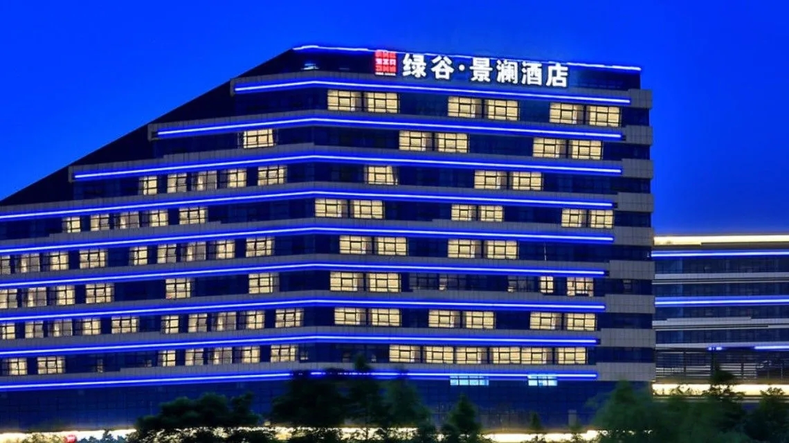 <b>女子称住酒店深夜遭陌生男刷卡进入</b>