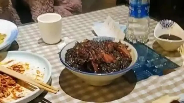 <b>男子称餐厅吃饭被石子硌掉牙无人管</b>