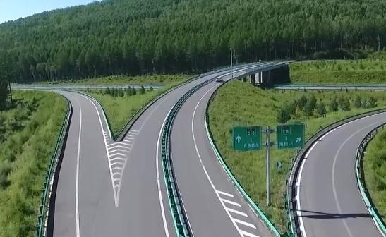 <b>沿着高速看中国 京新高速：见证各民族共同致富</b>