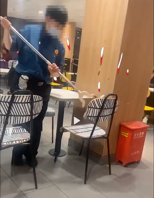 <b>麦当劳回应员工用拖把擦座椅：正在处理中</b>