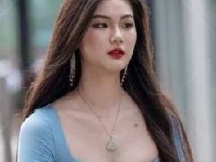 <b>美女蓝色连衣裙的低领紧身款式，增加了视觉冲</b>