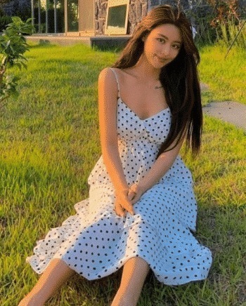 <b>心花怒放！漂亮小姐姐穿吊带波点裙，甜美淑女</b>