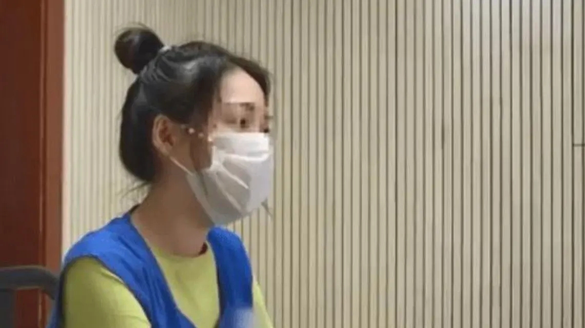 <b>郭美美审讯时跷二郎腿被民警制止</b>