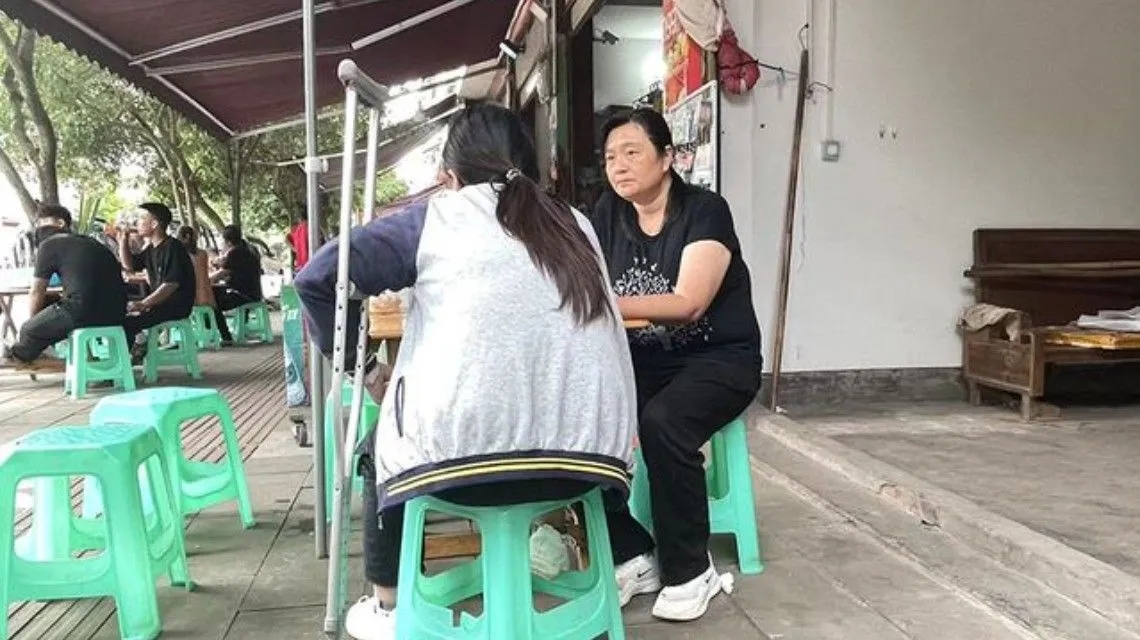 <b>校方回应女生遭学姐体罚致残</b>