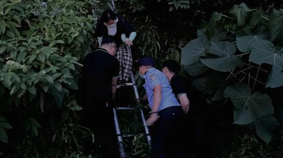 <b>十多人为追星被困山中求救</b>