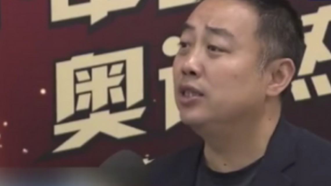 <b>刘国梁谈东奥乒乓球赛不许手触球台或吹球</b>