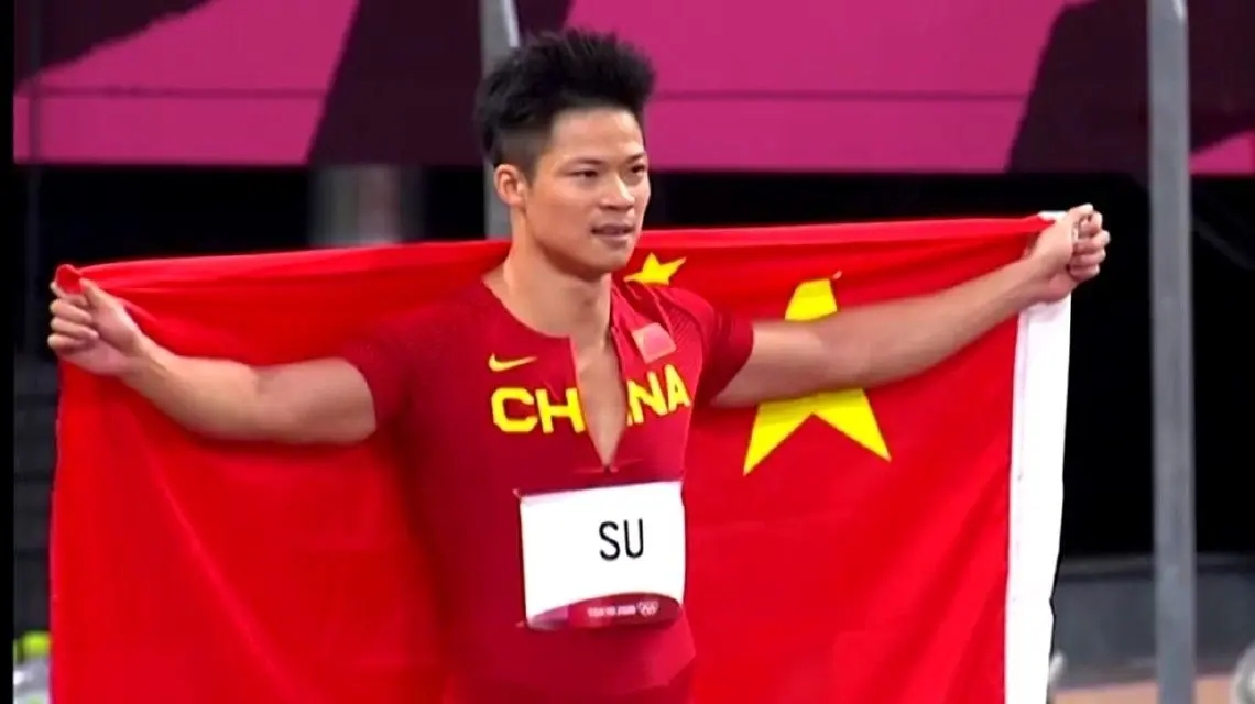<b>苏炳添身披国旗哽咽：完成了梦想</b>