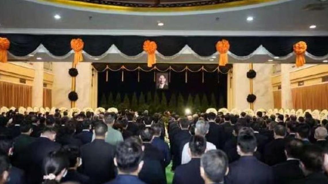 <b>袁隆平遗体送别 身上覆盖国旗</b>