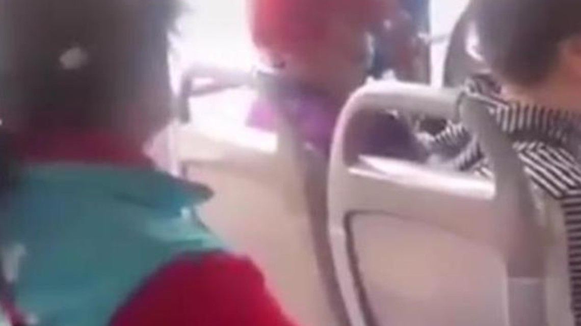 <b>大妈嫌让座慢辱骂乘客被行拘</b>