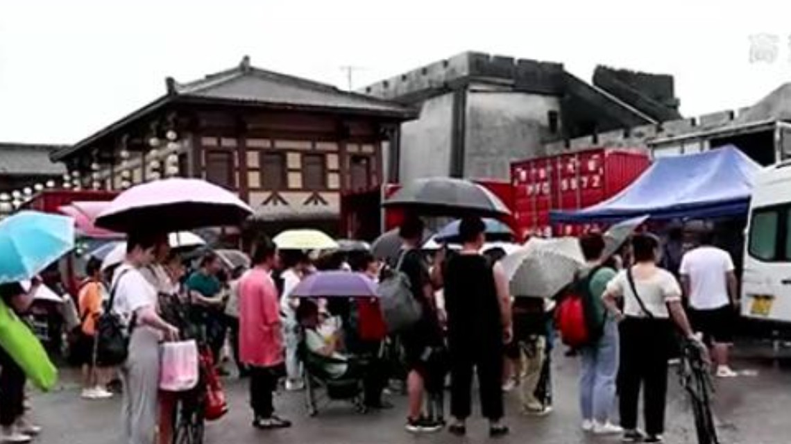 <b>横店群演注册人数超10万，影视基地剧组数量同比</b>