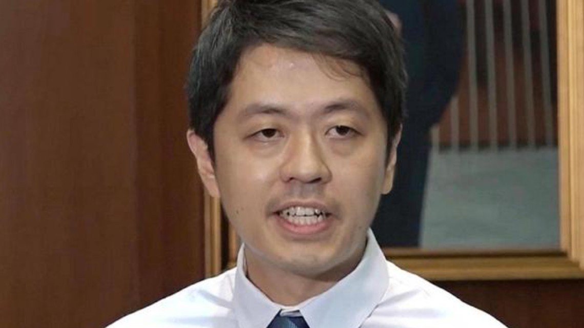 <b>港府宣布许智峯丧失区议员资格</b>