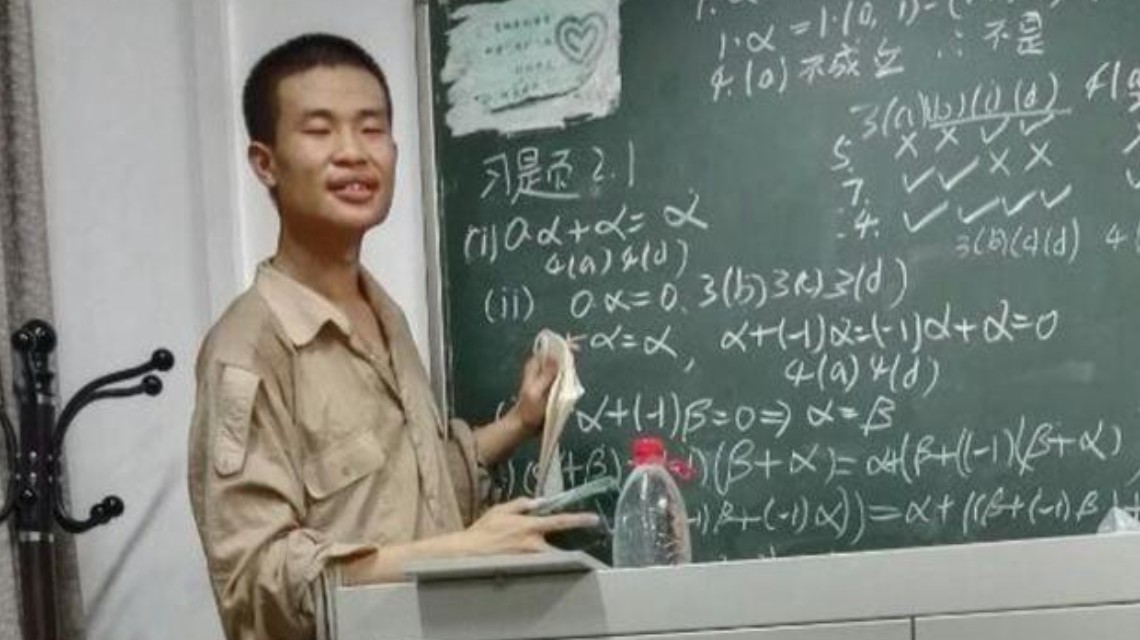 <b>北大数学大神为何走哪都拎矿泉水?</b>