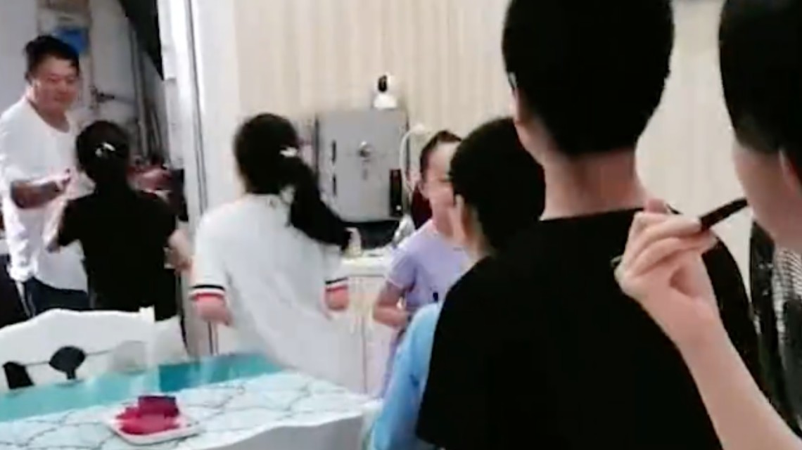 <b>姑姑带着7个娃过暑假 打饭要排队</b>