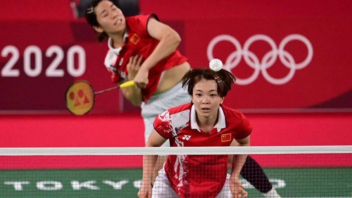 <b>陈清晨贾一凡获羽毛球女双银牌</b>