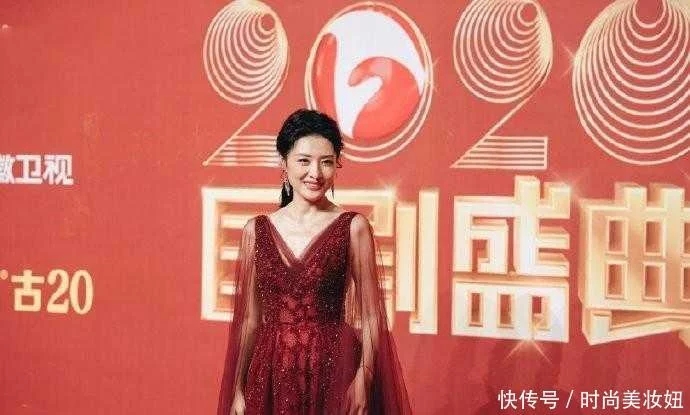 <b>周涛的“美”非一般，穿红色薄纱连衣裙配低马</b>