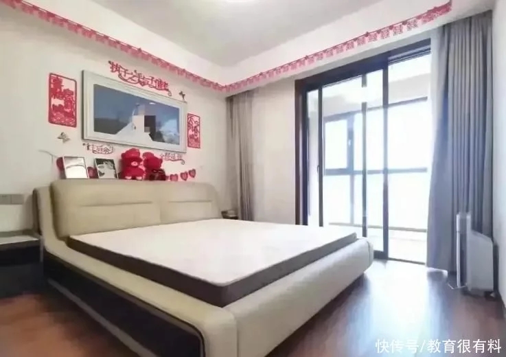<b>婚内出轨风波过后，网曝戴璐与丈夫婚房紧急出</b>