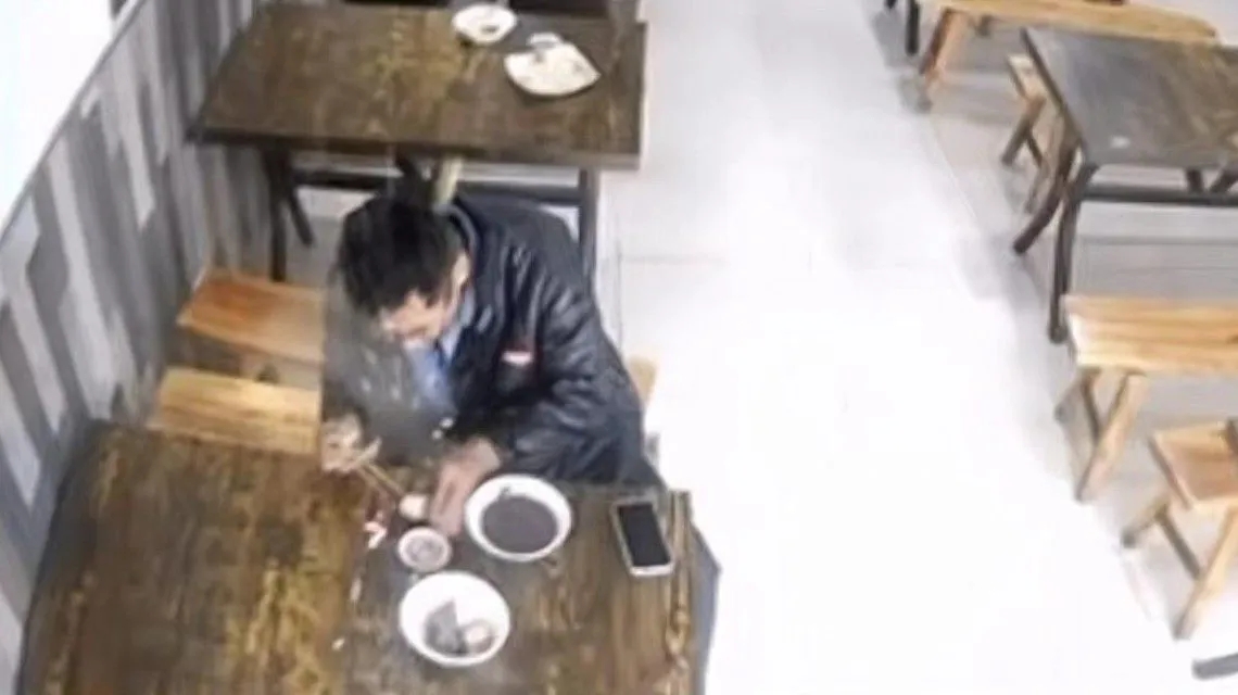 <b>男子吃早餐鸡蛋突然爆炸</b>