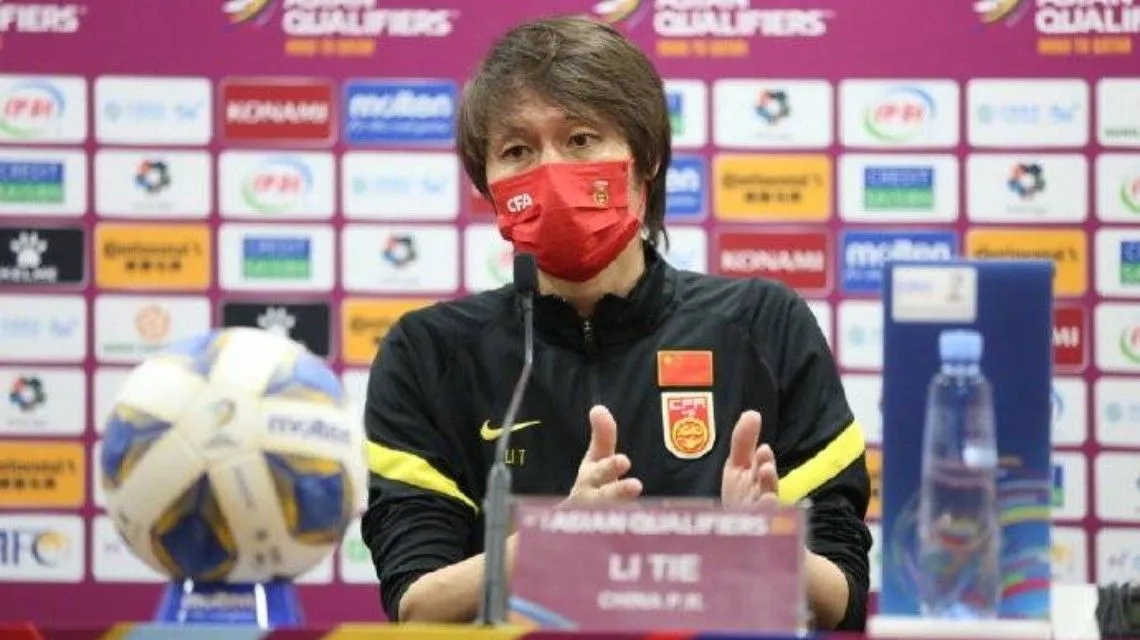 <b>媒体称李铁已同国足球员告别</b>