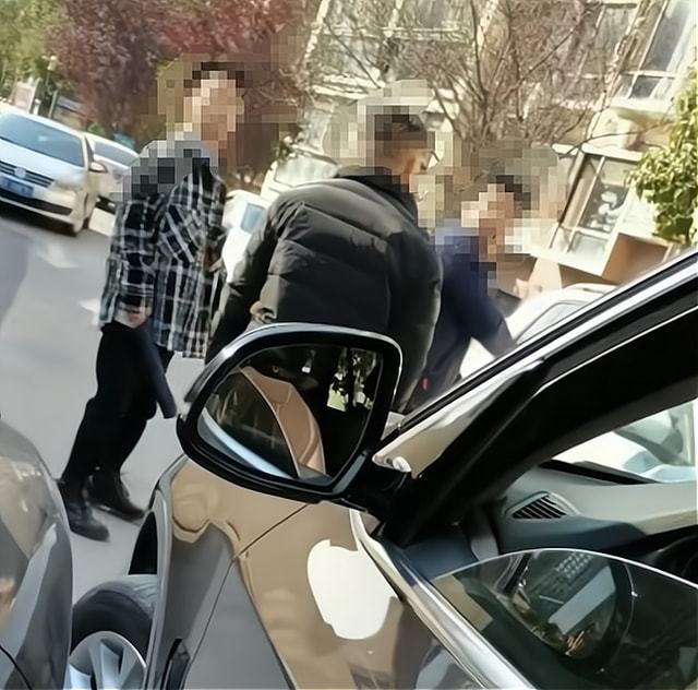 <b>被掌掴的拄拐男子:我懂法没还手</b>
