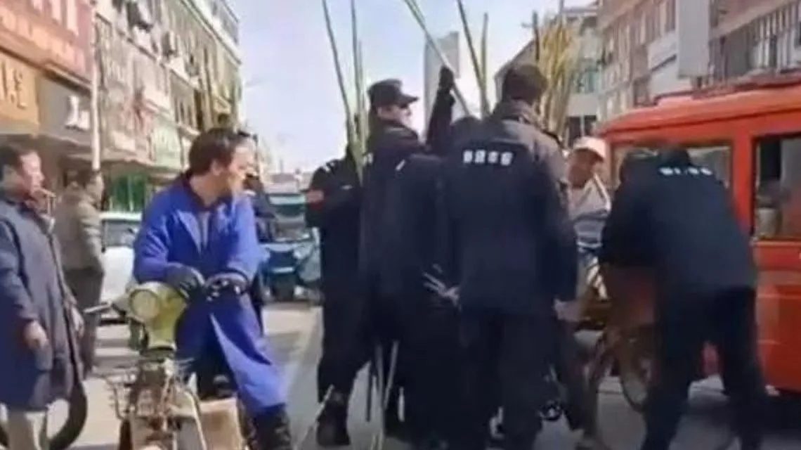 <b>市容公司将老人2000根甘蔗全买下</b>