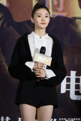 <b>张艺谋携新女郎亮相，一身黑色Look配丸子头，气</b>