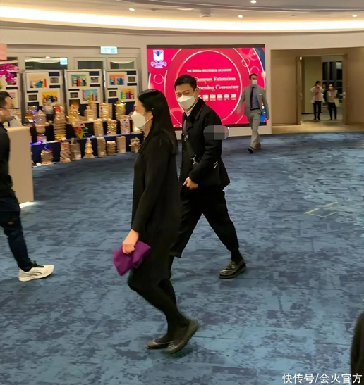 <b>刘德华夫妇现身女儿学校！独自背包不带助理，</b>