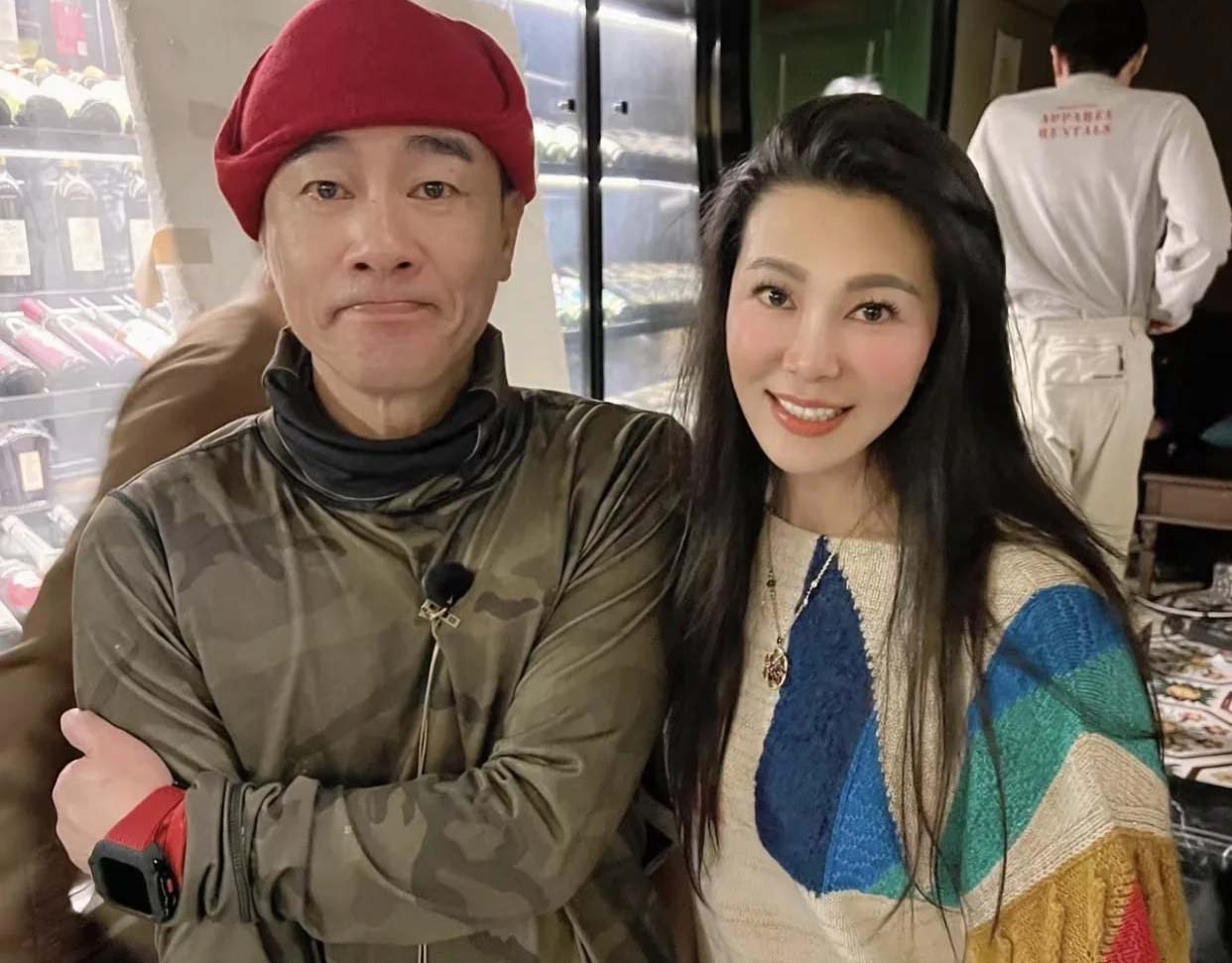 <b>多位已婚港星与富婆贴身合照，陈小春抱手臂避</b>
