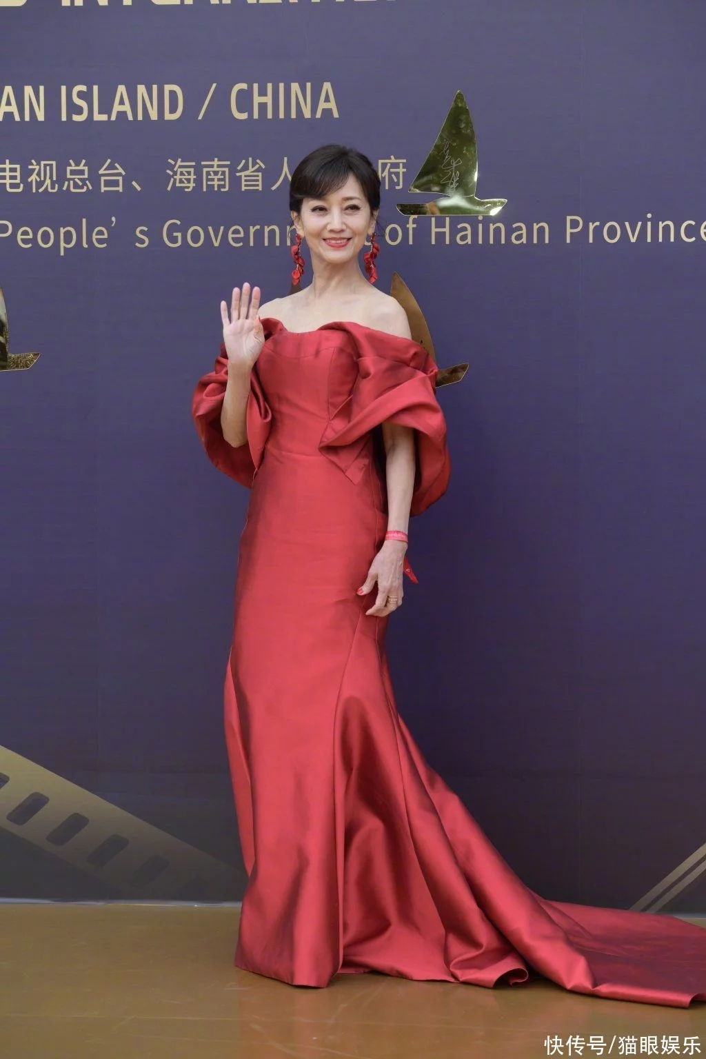 <b>69岁赵雅芝穿露肩红裙太优雅！锁骨明显香肩诱人</b>