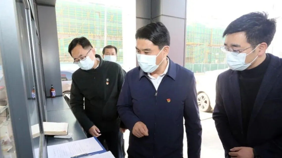 <b>县委书记暗访被保安拒之门外</b>