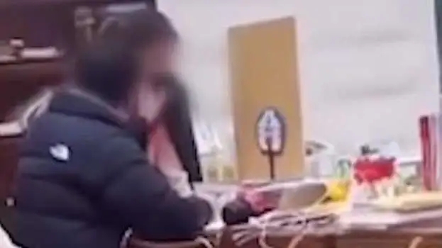 <b>高校男生公共场合多次掌掴女友</b>