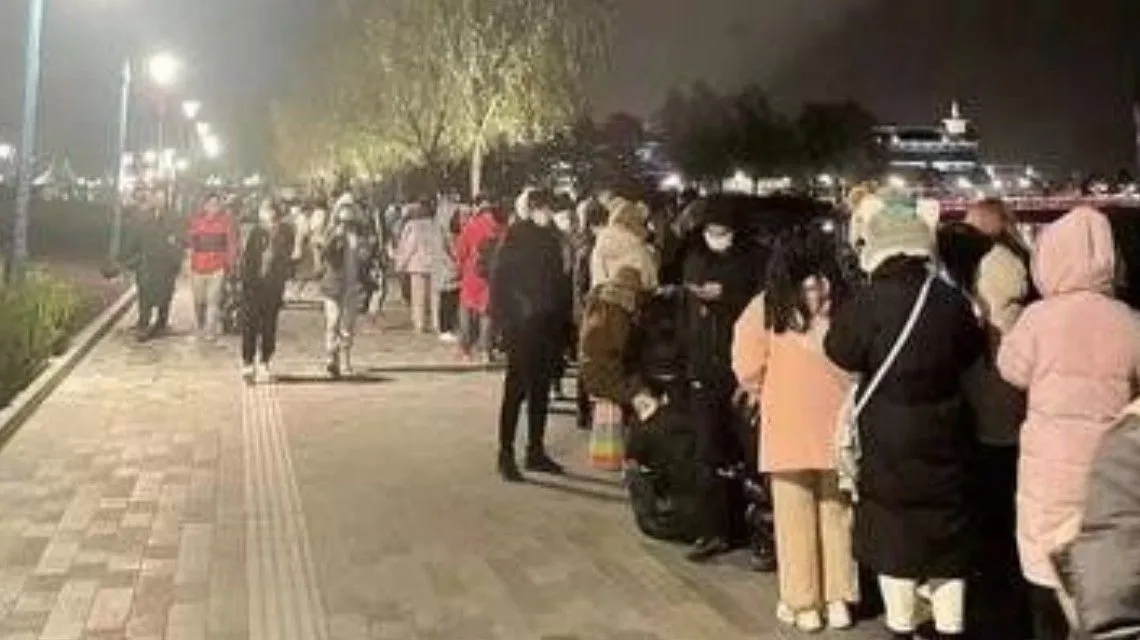 <b>凌晨3点超5000人迪士尼排队买玩偶</b>