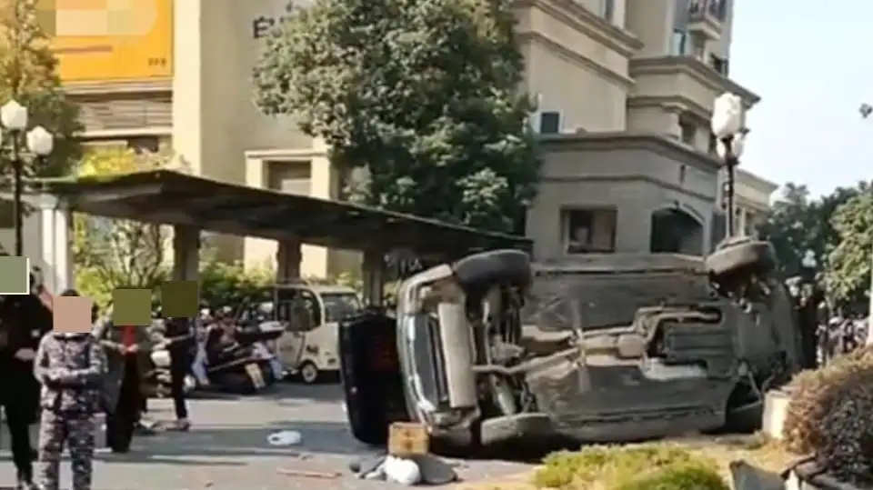 <b>警方通报男子开车撞妻子岳母</b>