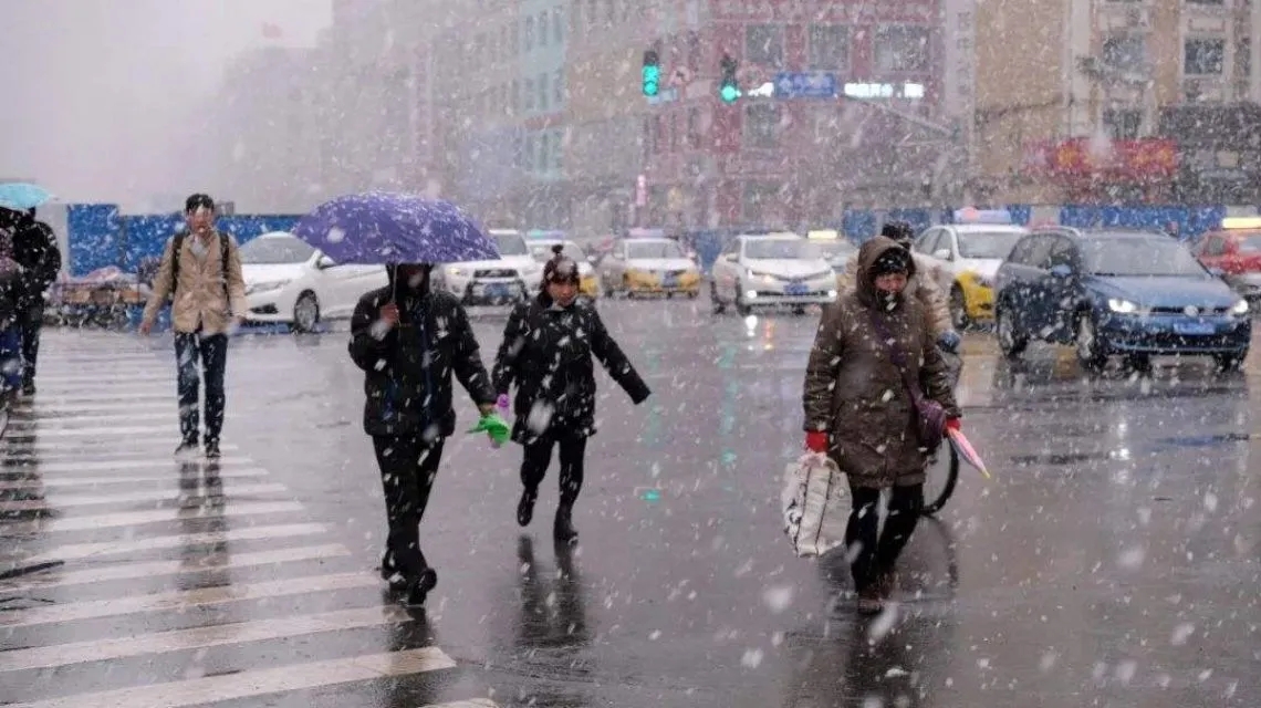 <b>今年最大范围雨雪来袭 春运受考验</b>
