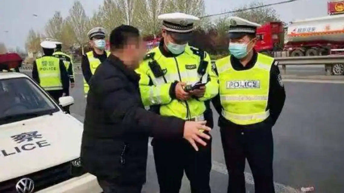 <b>父亲送孩子就医遭扣车 警方道歉</b>