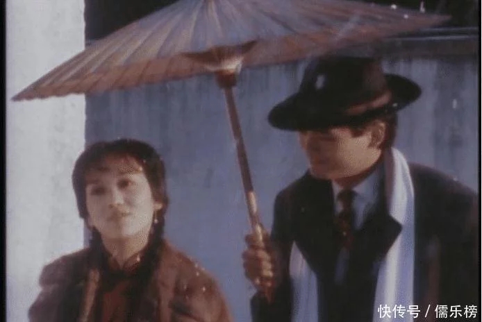 <b>同是给冯程程打伞，黄晓明版与周润发版，告诉</b>