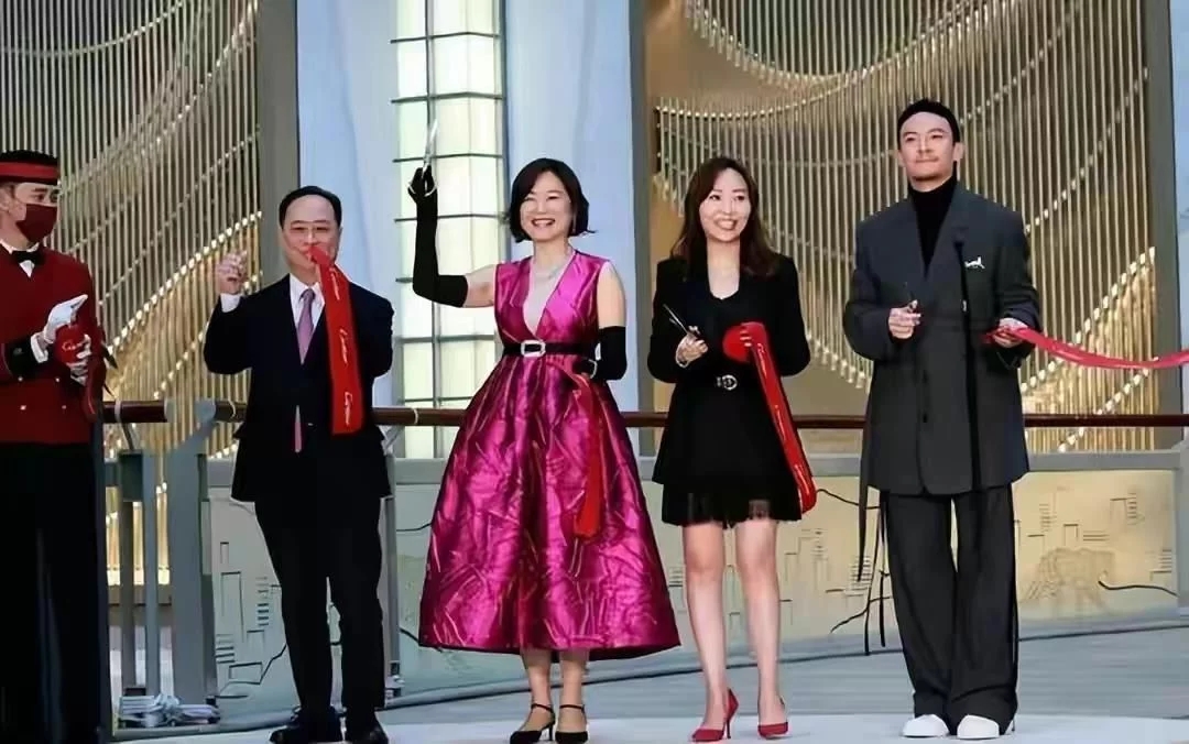 <b>68岁林青霞近照美艳，戴近亿珠宝出席活动，体态</b>