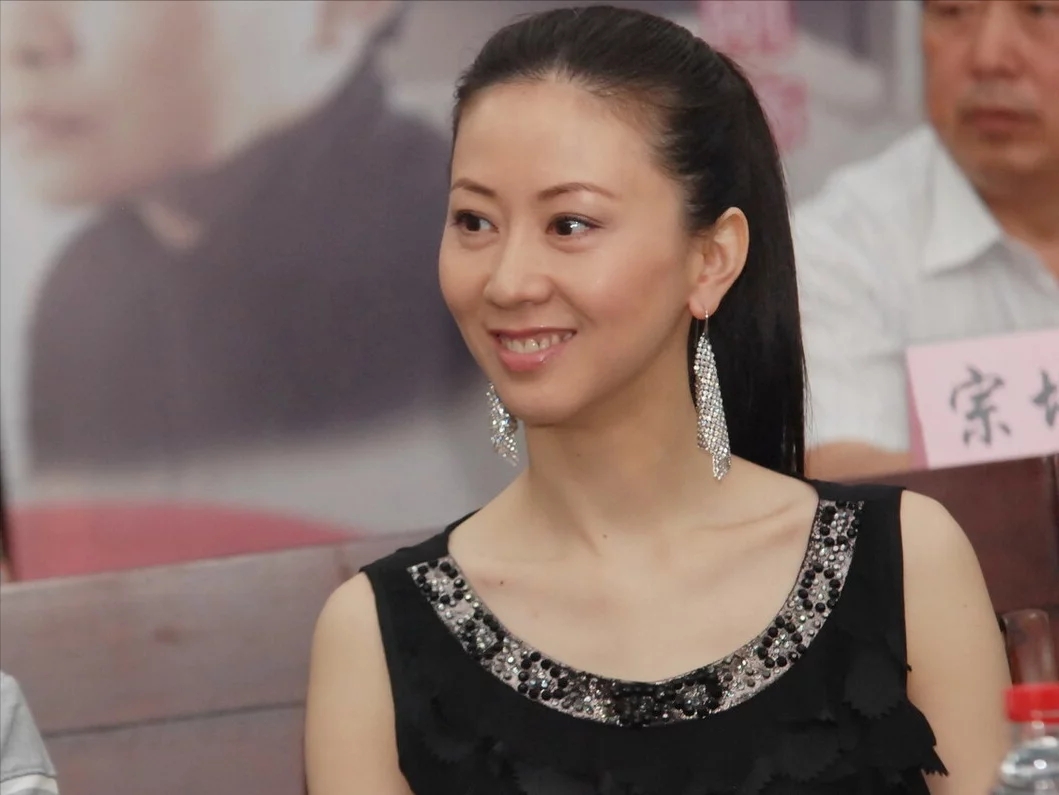 <b>19年前，汤加丽大尺度写真热销，赚十七万稿费被</b>