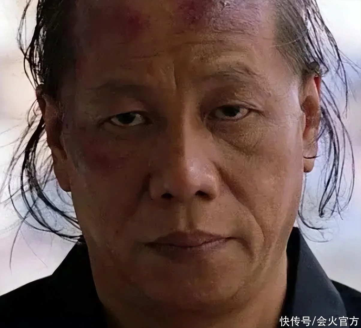 <b>74岁梁小龙客厅练习打拳！穿背心一身紧实肌肉，</b>