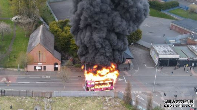 英国北爱爆发骚乱：民众怒烧公交 约翰逊深夜发声