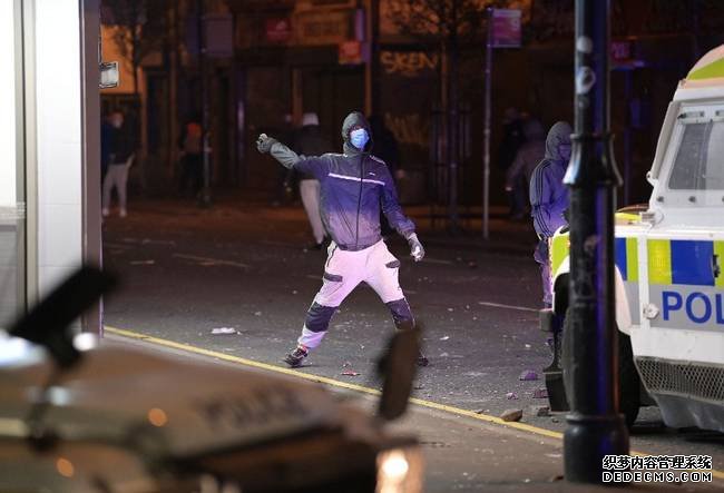 英国北爱爆发骚乱：民众怒烧公交 约翰逊深夜发声