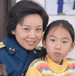 闫妮女儿穿吊带热舞，露小蛮腰秀热辣身材，脖子鼓起被疑健康问题