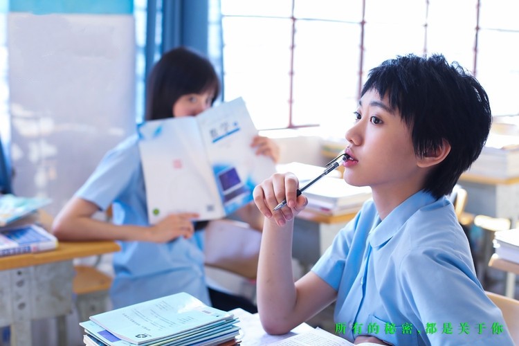 闫妮女儿穿吊带热舞，露小蛮腰秀热辣身材，脖子鼓起被疑健康问题