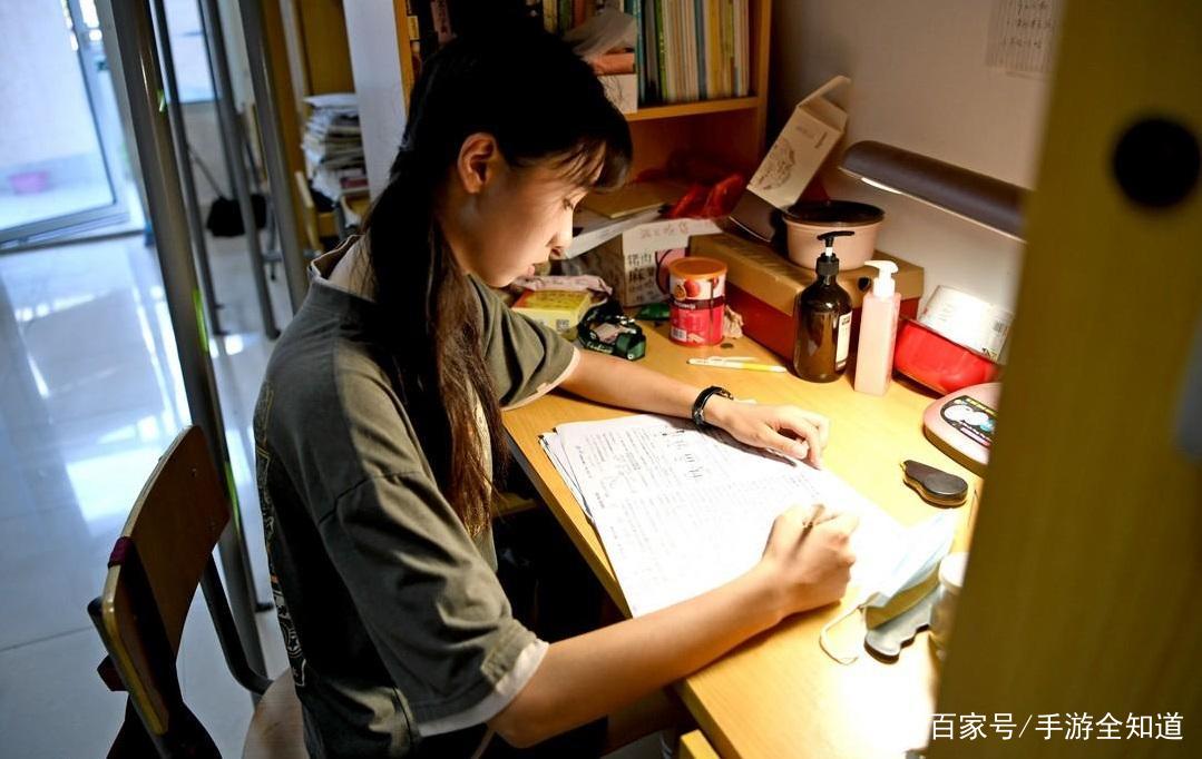 1、不要给自己太大压力很多同学对于高考有一种恐惧感，那是因为感觉如果考不上大学就不知道前途在哪里，所以通常会给自己设定一个高标准。其实这是不对的，若对自己期望过高很容易造成压力，只要表现出真实和日常的水平就行。2、不要排斥负面情绪，学会放松面对高考会产生焦虑恐惧和压力是正常的，有时候会导致精力无法集中，脑子转动就会变慢，影响到了考试做题。其实任何负面情绪都是自身的生理需要，不要一味的排斥，而应该学会接纳然后面对和处理，就是学会放松，跳出负面情绪的陷阱，恢复大脑的运作能力。3、轻装上阵顺其自然考生面对压力的时候可以找同学家长或者老师倾诉，把不良情绪释放，然后做到轻装上阵，把脑袋里的杂念清空，用顺其自然的态度去迎接人生的转折考试。高考是第一个，但远不会是最后一个，要学会用顺其自然的心态，才能收获成功。