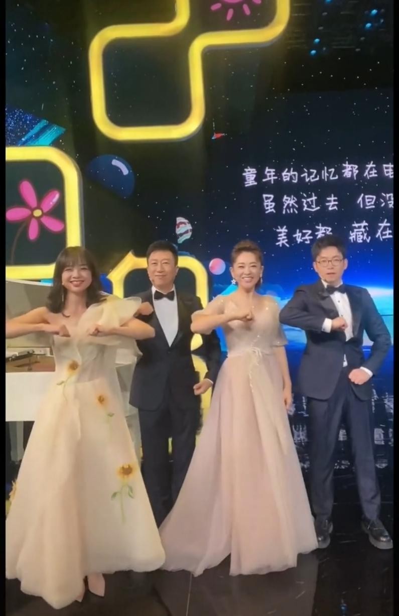 主持人马凡舒好像女团门面,王冰冰与月亮姐姐同框热舞