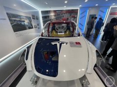 <b>新能源车主打安全牌，多家品牌商进博会展示新</b>